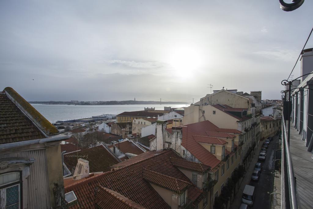 Breathtaking River View In Alfama Lisbon Luaran gambar