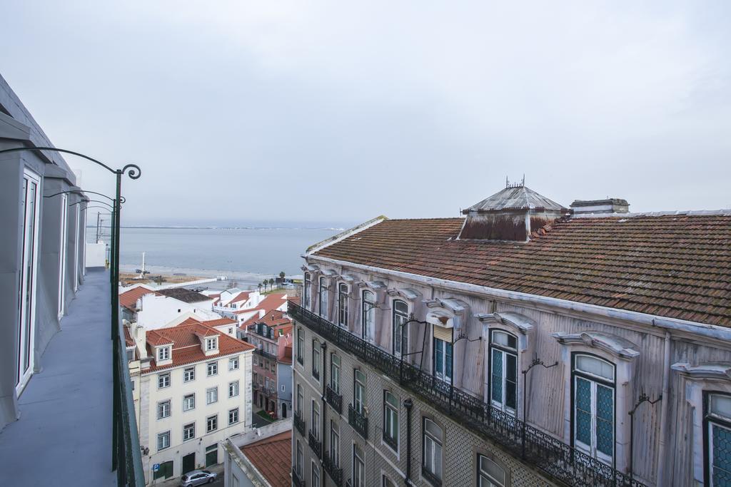 Breathtaking River View In Alfama Lisbon Luaran gambar
