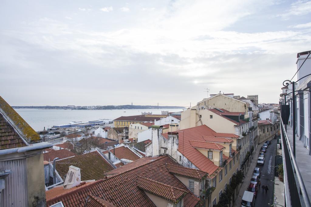 Breathtaking River View In Alfama Lisbon Luaran gambar